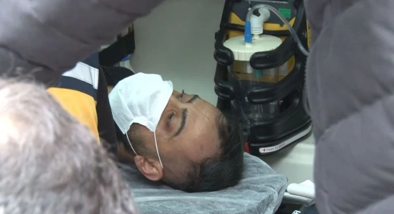 Sırtından bıçaklandı, bıçağı kendisi çıkardı
