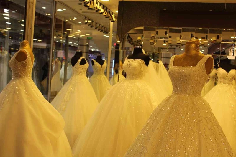  Çiftler şimdiden düğün telaşına kapıldı
