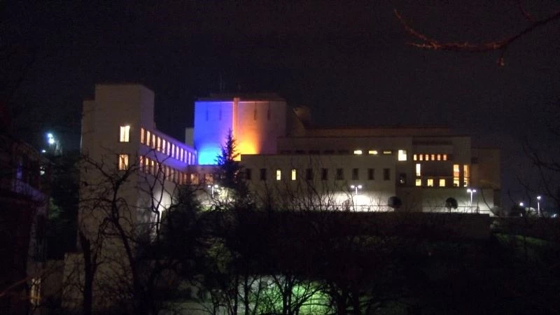 ABD İstanbul Başkonsolosluk binası, Ukrayna bayrağının renkleriyle ışıklandırıldı
