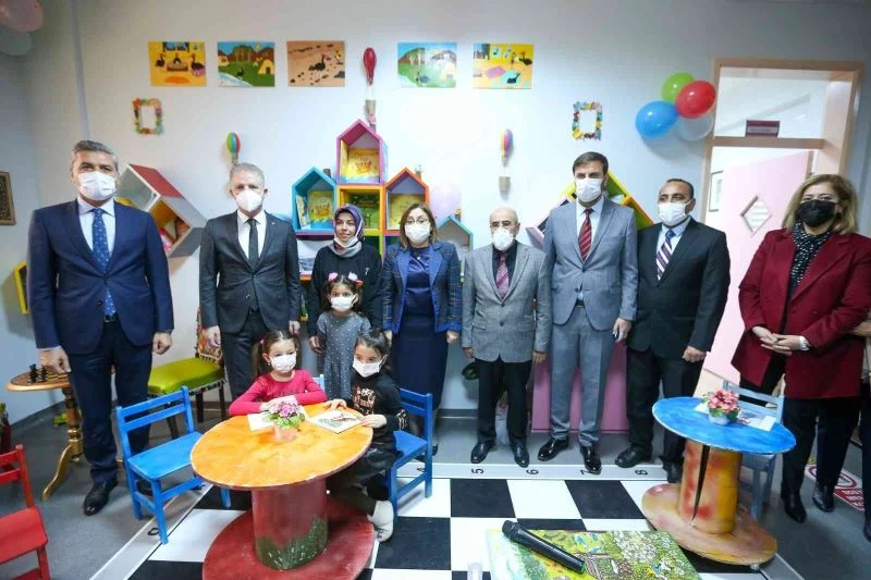 Şahin sıfır atık projesi ile yapılan kütüphanenin açılışına katıldı
