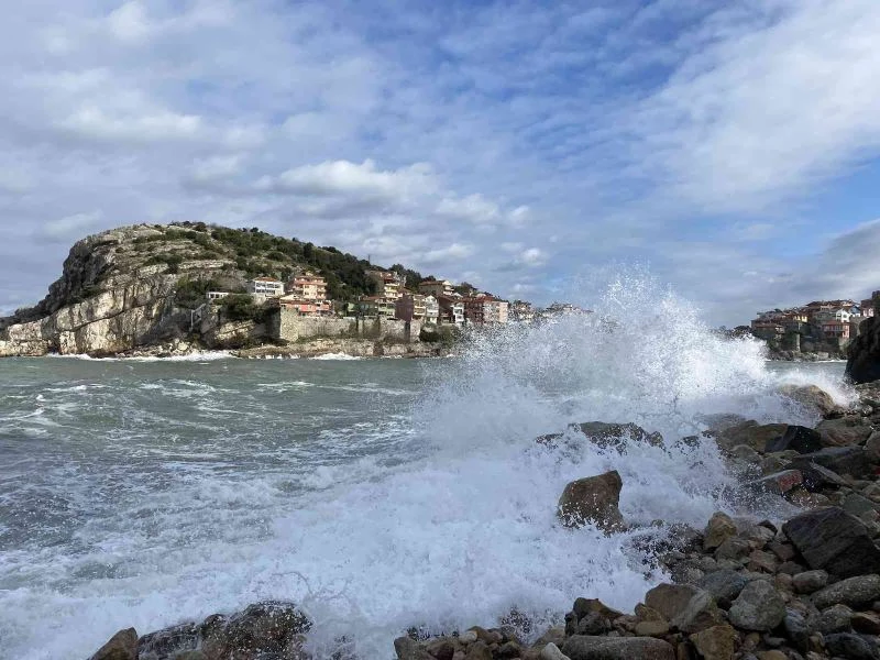 Fırtınada balıkçı tekneleri ve yük gemileri limanlara sığındı
