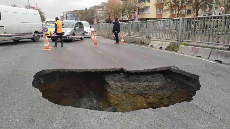 Bağcılar’da yol çöktü, 3 metrelik çukur oluştu

