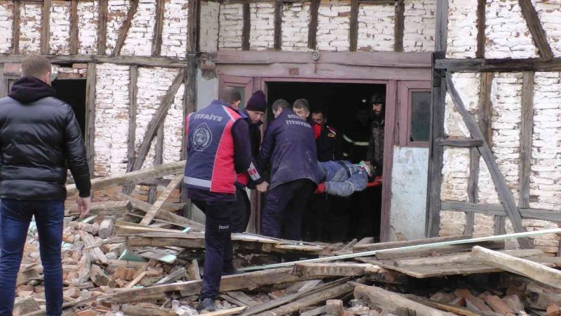 Ahşap evi yıkarken duvarın altında kaldılar
