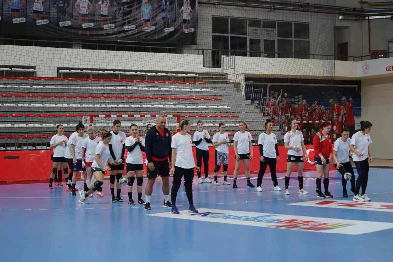 A Milli Kadın Hentbol Takımı, İzlanda maçı hazırlıklarını tamamladı
