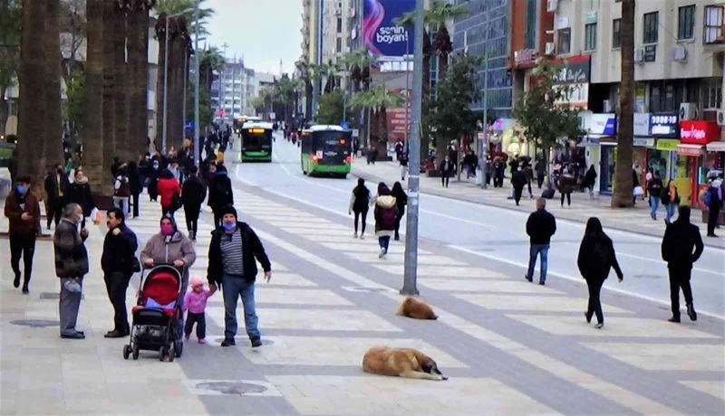 Maske zorunluğunun kalkması Denizlilileri ikiye böldü

