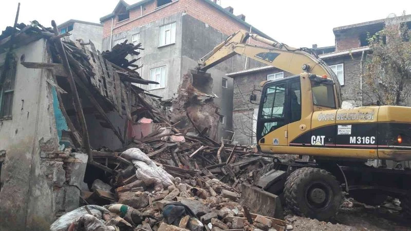 Başkan Tavlı: “2019 yılından bu yana 70’ten fazla metruk binanın yıkımını gerçekleştirdik”
