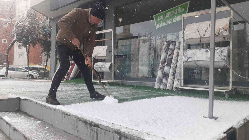Yoğun kar yağışı Anadolu Yakası’nda etkisini göstermeye devam ediyor
