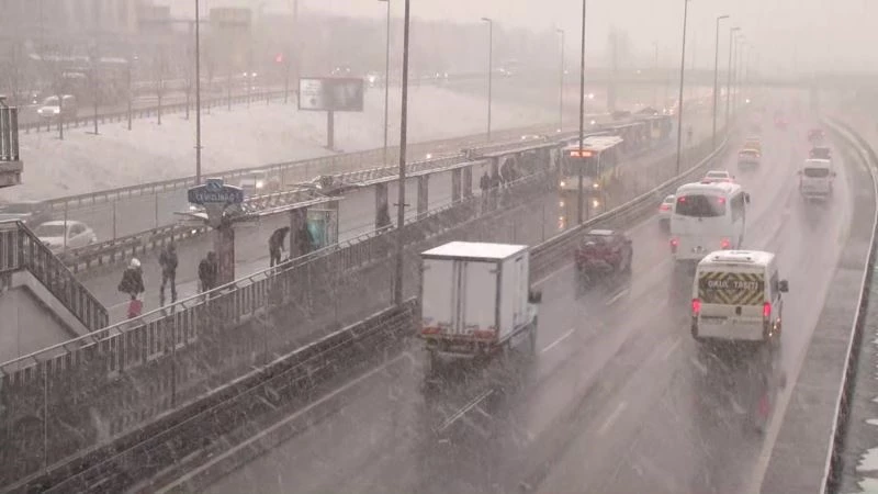 Cevizlibağ’da kar yağışı etkili oldu
