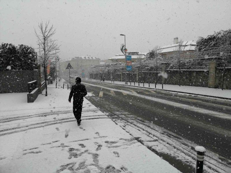 İstanbul’da Anadolu Yakasında kar yağışı etkisini sürdürüyor

