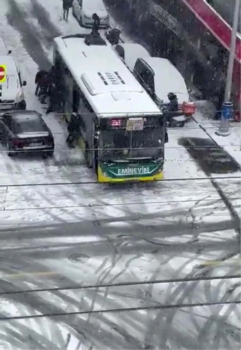 Sultangazi’de yolda kalan İETT otobüsünü vatandaşlar itti
