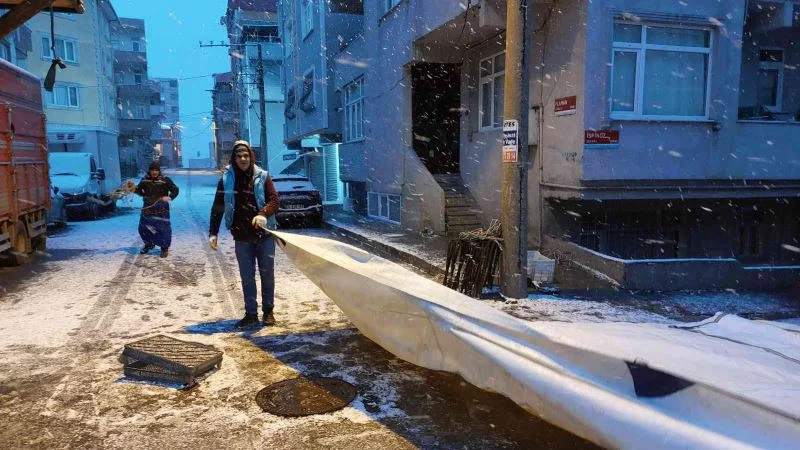 Pazarcılar yoğun kar yağışı altında tezgah açtı
