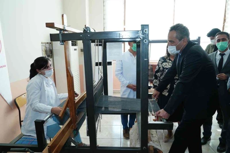 Meslek liselilerin elinde hayat bulan “şal şepik” kumaşı dünyaya açılıyor
