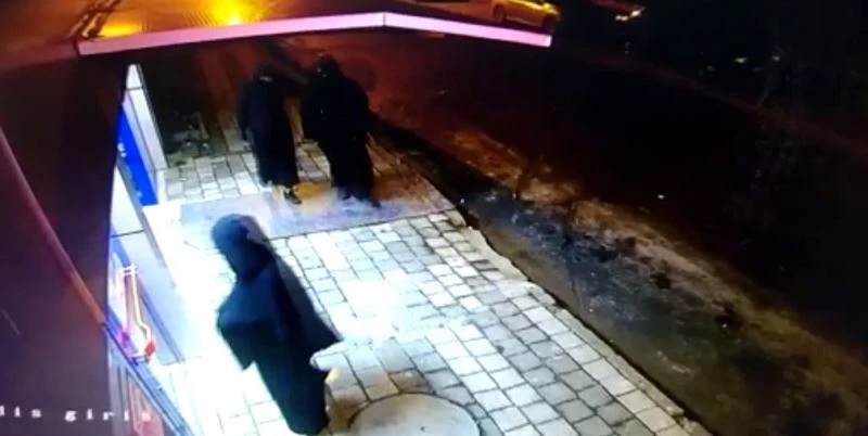 Oyuncak silahla soygun girişiminde bulunan çarşaflı şahıslar yakalandı
