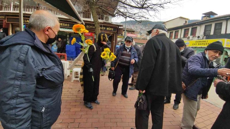 Arı adam oldu; sokak sokak ısırmak için stokçu aradı
