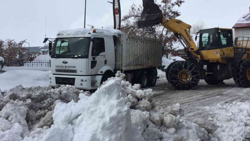 Karlıova’da belediye ekipleri kar temizliğine devam ediyor
