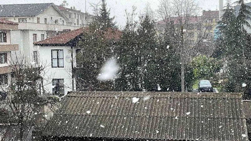 Düzce’de aralıklarla kar yağışı etkili oluyor
