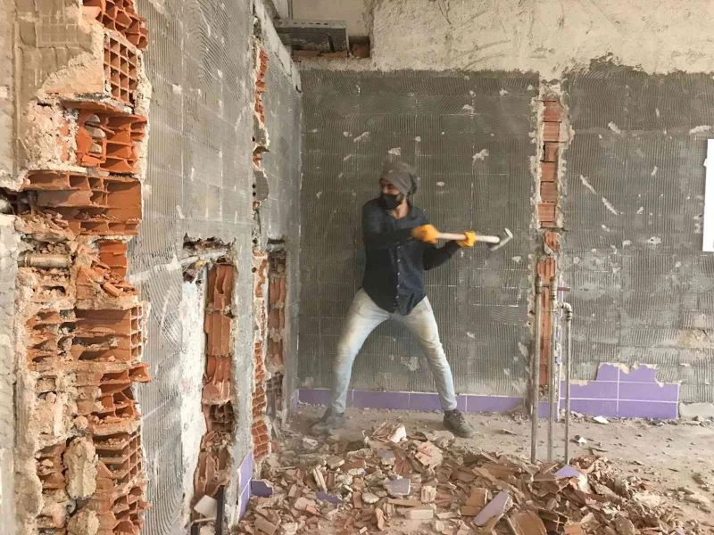 Gündüz inşatta, akşam spor salonunda ter döküyor
