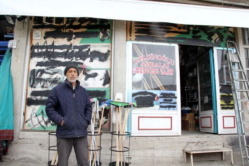 Belediyenin reklam vergisi dayatmasına sprey boyalı tepki
