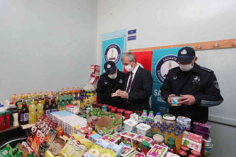 Zabıtalar KDV denetimi yaparken tarihi geçmiş binlerce ürün ele geçirdi
