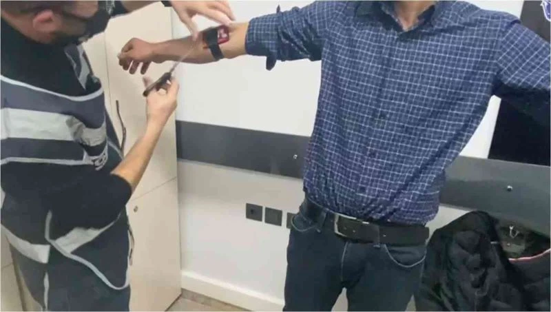 Ehliyet sınavında görüntülü ve sesli düzenekle yakalandı
