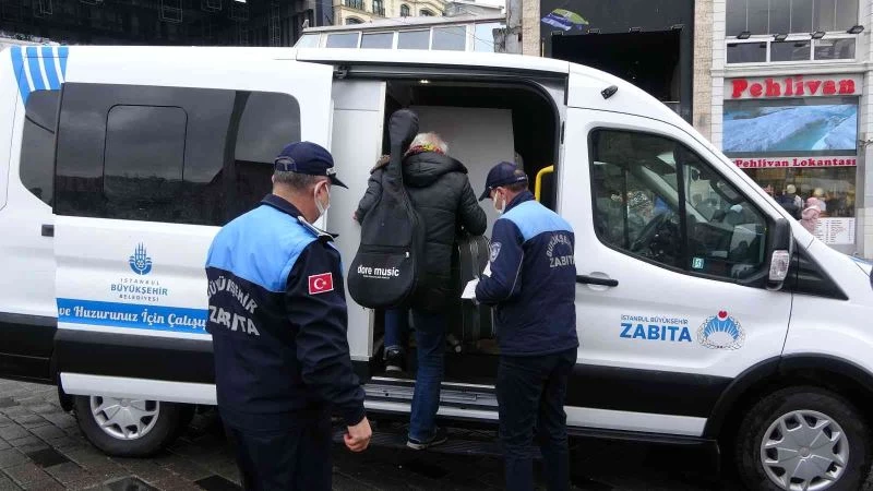Taksim’deki evsizler barınma merkezlerine yerleştirildi
