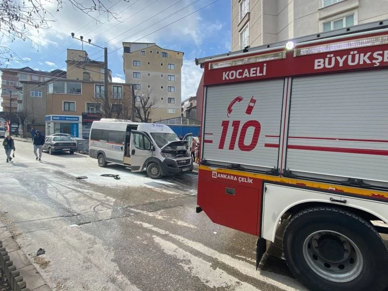 Park halindeki servis aracının motor kısmında yangın çıktı
