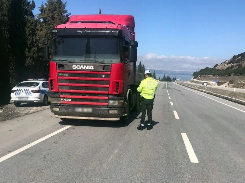 Hız limitine uymayan sürücülere 48 bin 625 TL ceza
