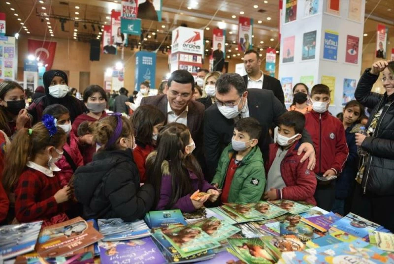 TÜBİTAK Başkanı Mandal, Kepez Kitap Fuarı