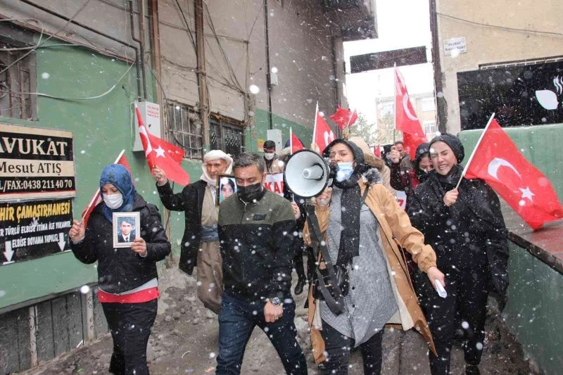 Hakkari annelerinin kar altında evlat nöbeti
