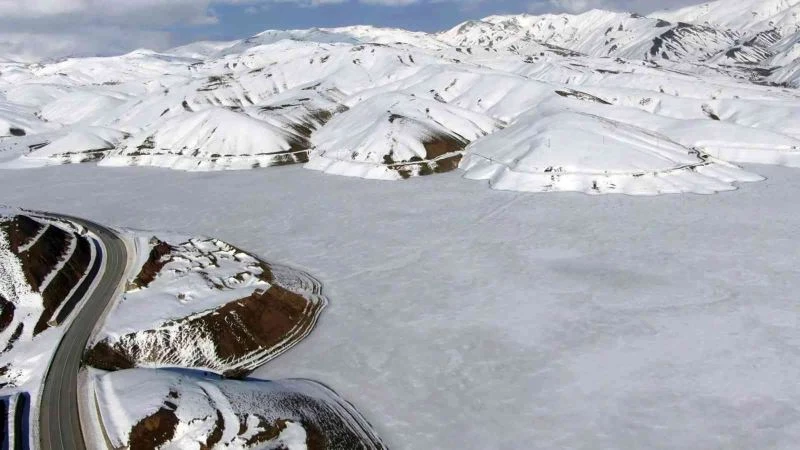 Mart ayına rağmen Dilimli Barajı’nın buzları çözülmedi

