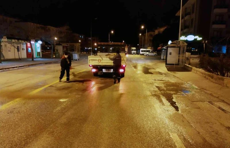 Menteşe’nin sokak ve caddelerinde tuzlama çalışması
