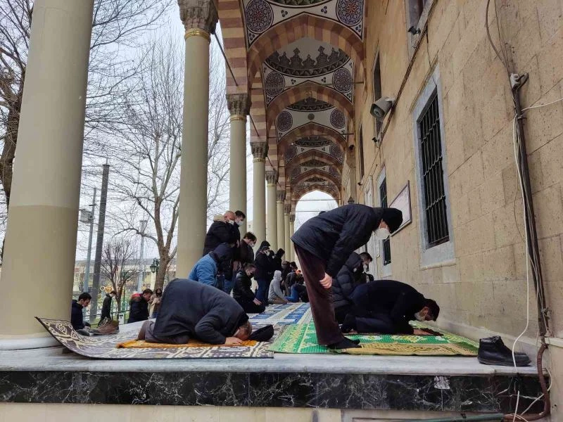 Dondurucu soğukta cami avlusunda cuma namazı
