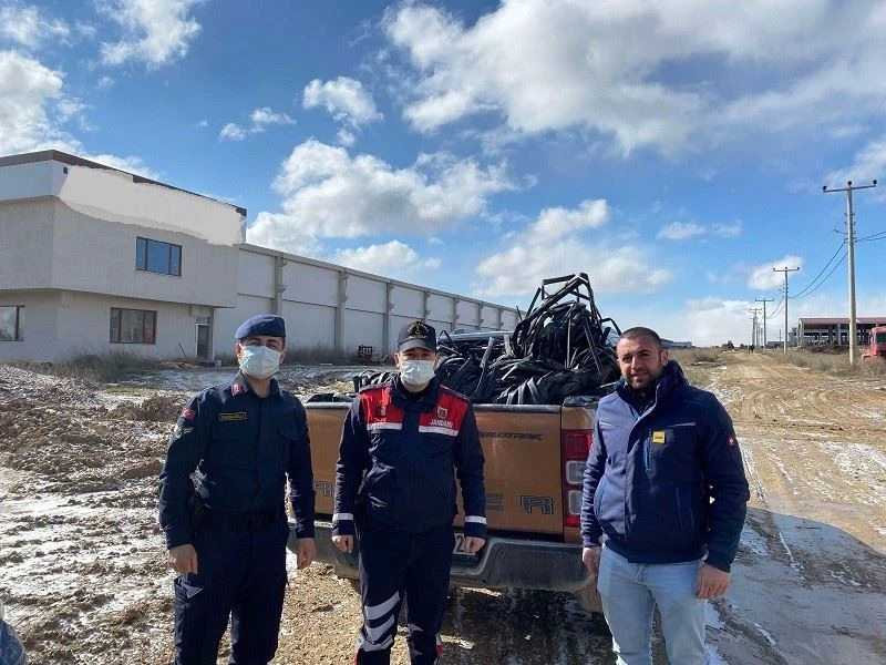 Tarladan çalınan sulama boruları bulunarak sahibine teslim edildi, 3 kişi yakalandı

