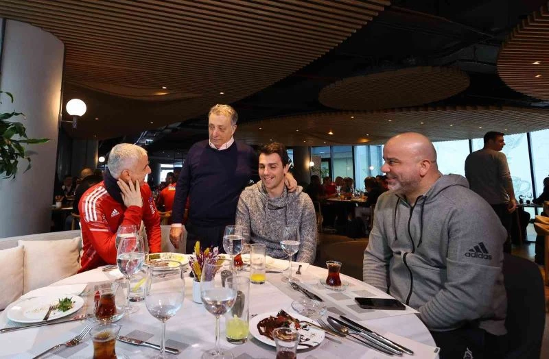 Beşiktaş yönetiminden derbi öncesi futbolculara moral yemeği
