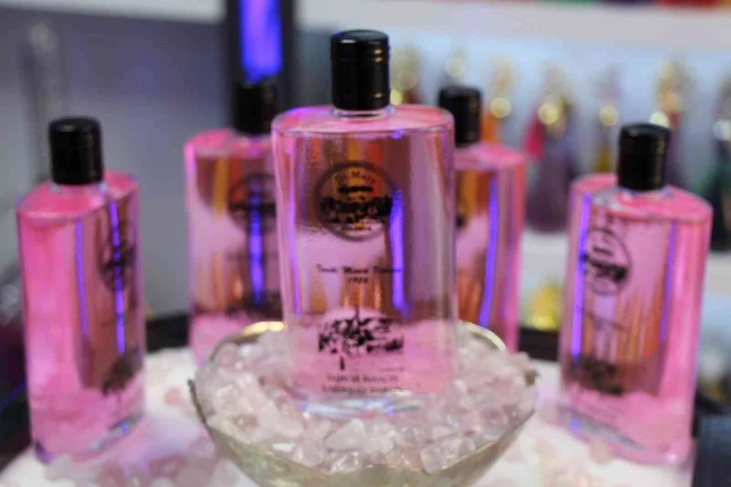 Pembe kuvars taşından üretilen kolonya gençlerin ilgi odağı oldu
