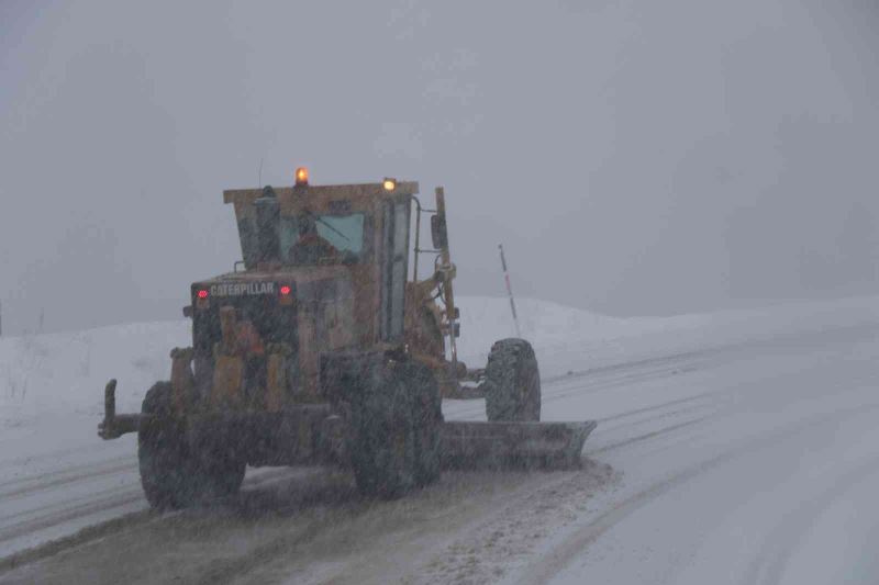 Bayburt’ta kar ve tipiden 14 köy yolu ulaşıma kapandı
