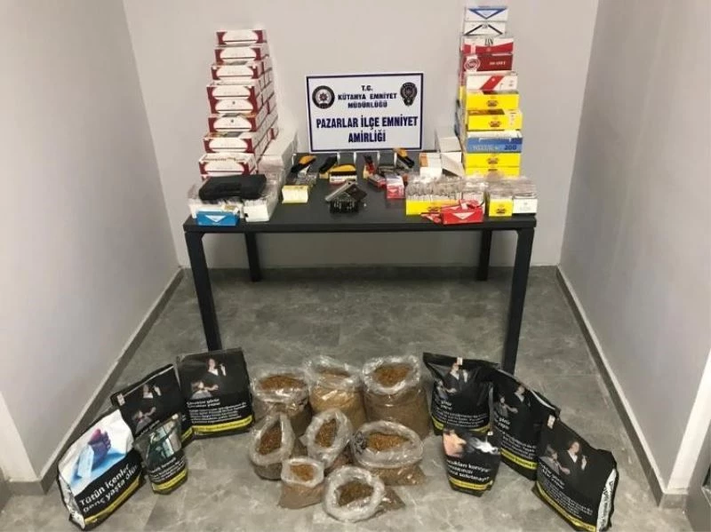  Kütahya’da polisin ’dur’ ihtarına uymayan araçtan kaçak tütün ve kurusıkı silah çıktı
