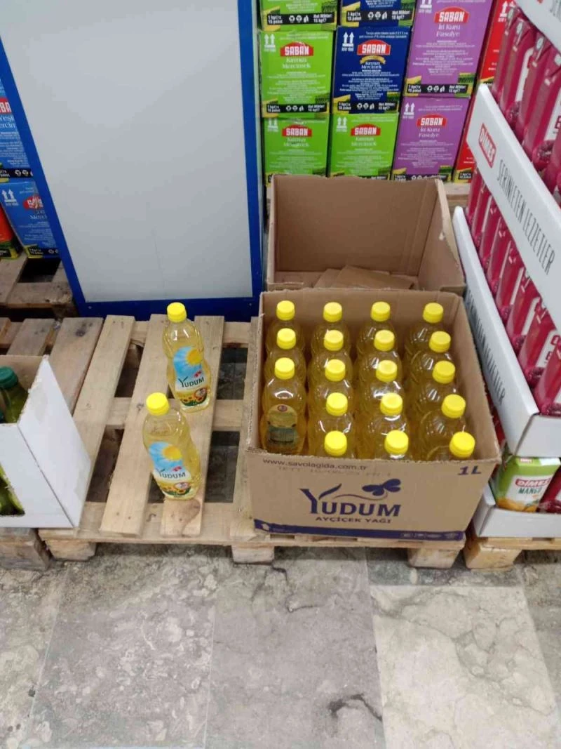 Yağ raflarına boş kolileri koyup adeta müşterilerle dalga geçti
