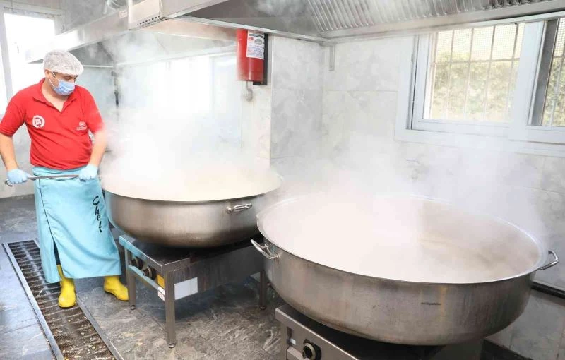 Yüreğir’de kazanlar ihtiyaç sahipleri için kaynıyor
