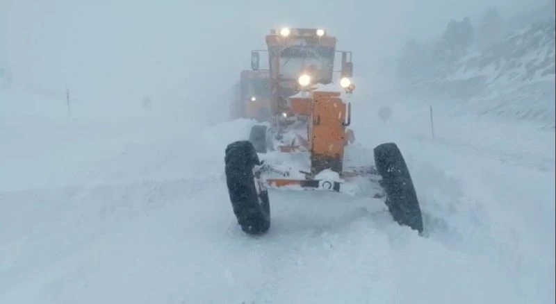 Kapalı yolları açmaya çalışan karayolları ekibi karda mahsur kaldı
