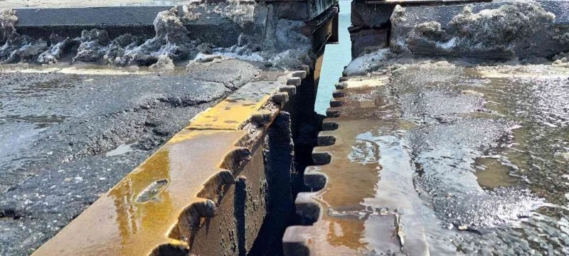 Unkapanı Köprüsü, bağlantı noktasındaki ayrılma nedeniyle trafiğe kapatıldı
