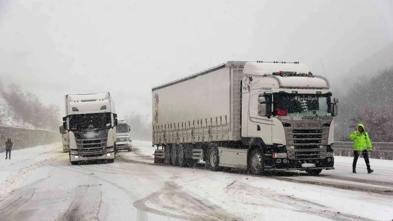 Tokat’ta kar yağışı ve buzlanma ulaşımda aksamalara neden oldu
