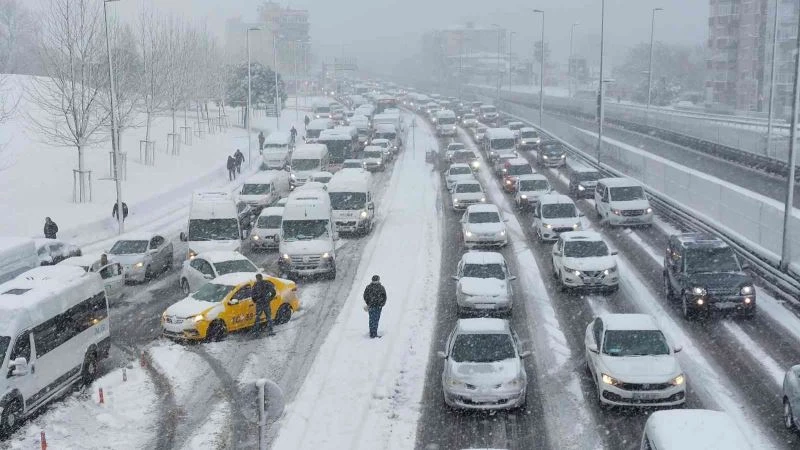 Küçükçekmece E-5’te trafik durma noktasına geldi
