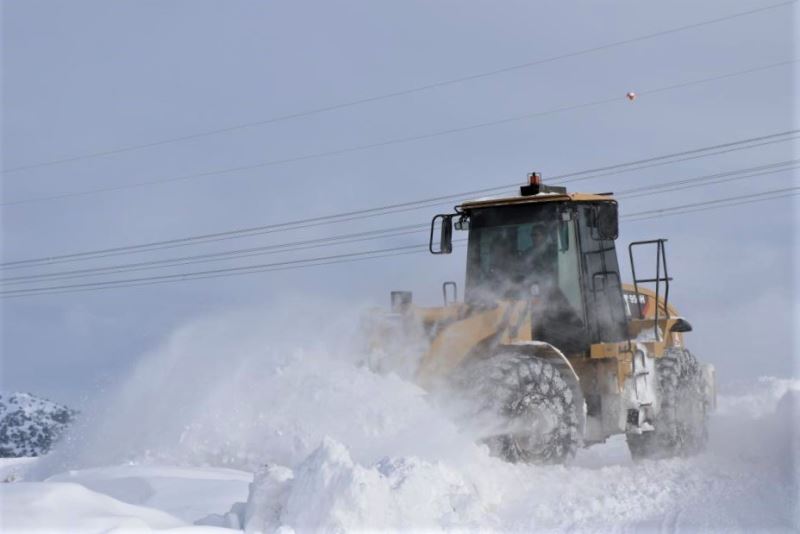Erzincan’da kar ve tipiden 294 köy yolu ulaşıma kapalı
