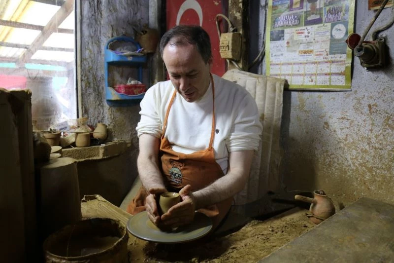 Başkan Kaya çark başına geçip çömlek yaptı
