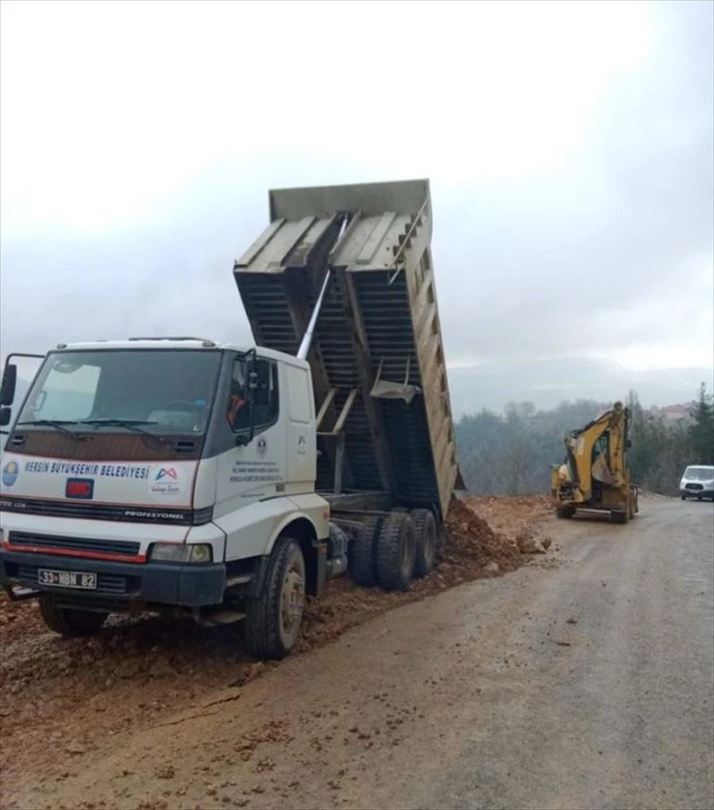 Çamlıyayla’da toprak kaymasından zarar gören alana düzeltme ve dolgu yapıldı