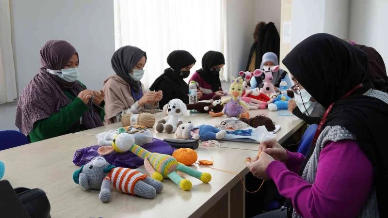 KEÇMEK’lerde kadınlar rengarenk ürünler üretiyor
