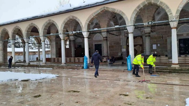 A Takımı karla mücadelede yoğun mesai harcıyor
