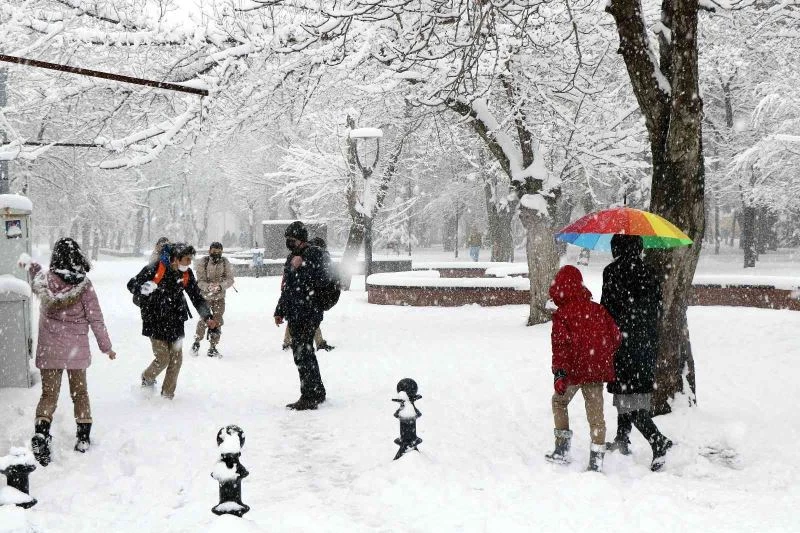 Kar yağışı sürücülere çile çocuklara eğlence oldu
