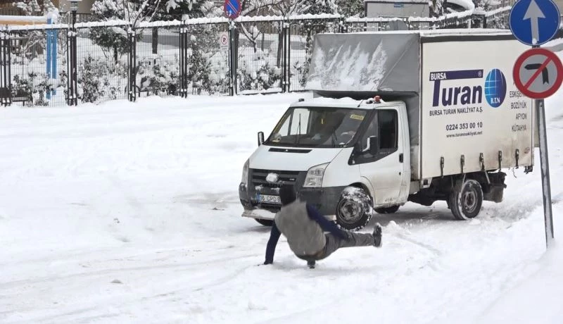 Buzlu yollarda düşe kalka...O anlar kameraya yansıdı
